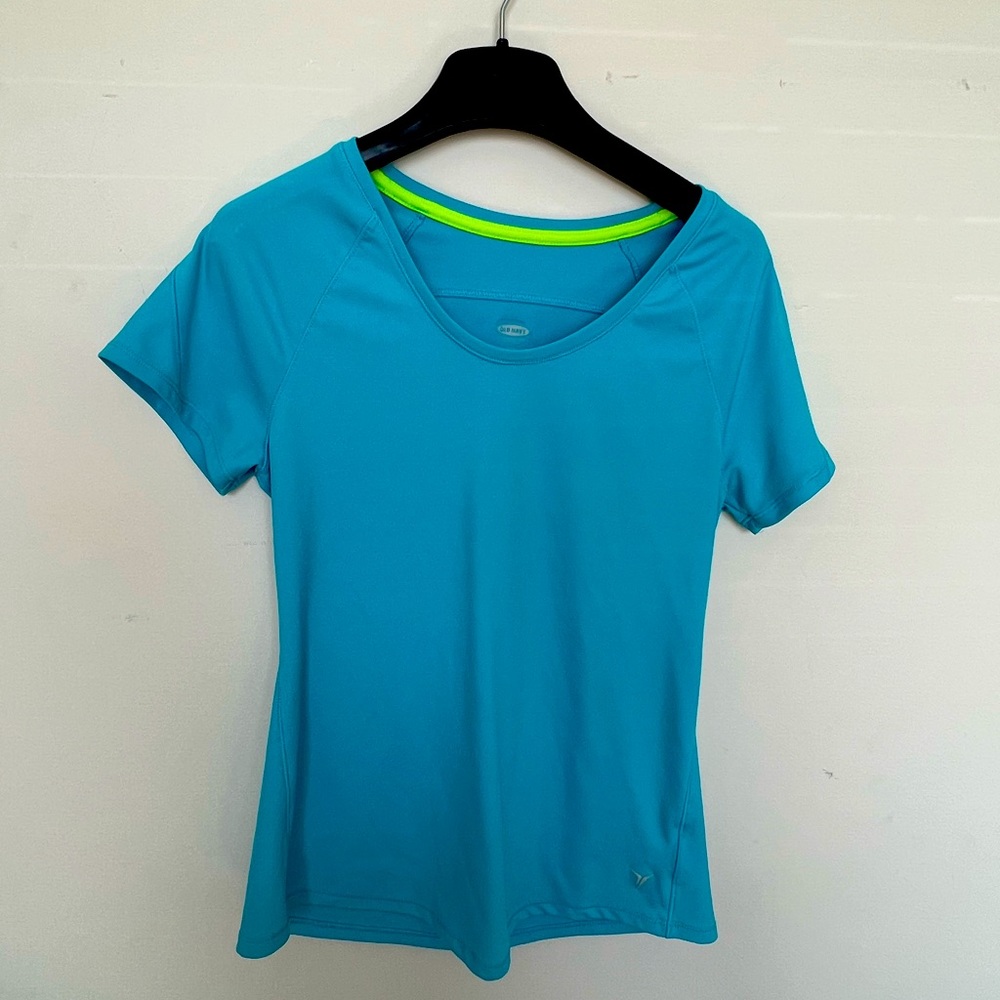 Old Navy Workout Tee Size Small 🩵